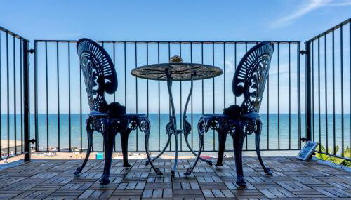 Signature Beachfront Home, Panoramic Sea Views & Marble Fireplace - Foto 3