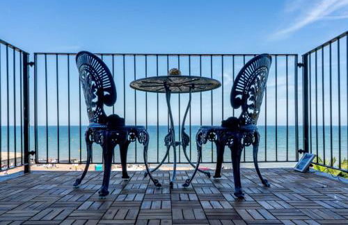 Signature Beachfront Home, Panoramic Sea Views & Marble Fireplace - Foto 3