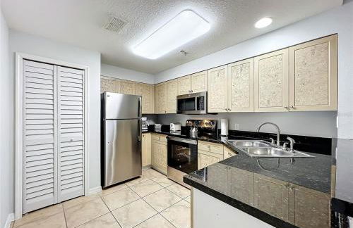 Spacious 3 Bed 3 Bath Luxury Condo 5 min from Disney - Photo 38