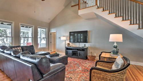 Lakefront Retreat with Game Room and Private Dock! - Foto 3