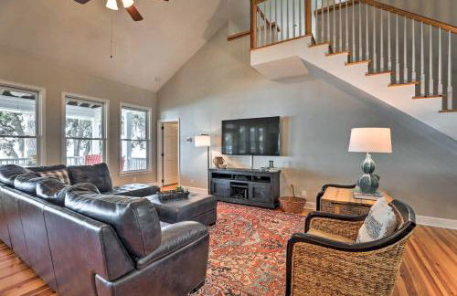 Lakefront Retreat with Game Room and Private Dock! - Foto 3