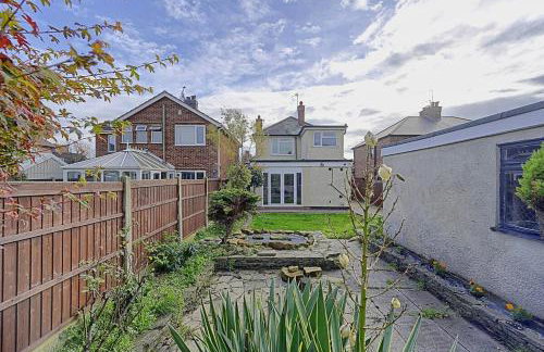 Comfortable 3-Bed Home - Driveway Parking - Foto 17