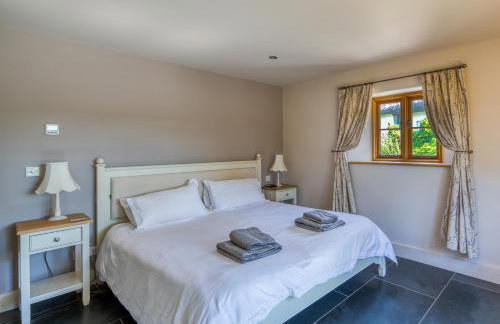 Putsborough Manor 3 Self Catering Cottages with Beach a short walk, dog friendly all year, On site Tennis, Play Area, Paddock, Spa baths, BBQ, Private Gardens, Superfast WIFI - Photo 49