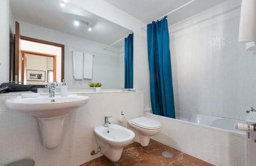 LovelyStay - Casas Brancas - Modern Apartment with Balcony & free private parking - Foto 19