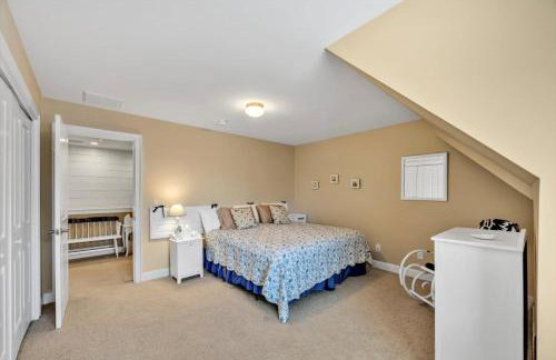 Stay 1 Block from Ocean at 7-Bed Retreat with Yard, Deck and Game Room, Host Up to 22 Across 16 Beds, Gas Fireplace, Gas Grill, Ample Parking, Walk to Menauhant Beach, Perfect for Family Getaway, 24 Hr Hospitality - Foto 54