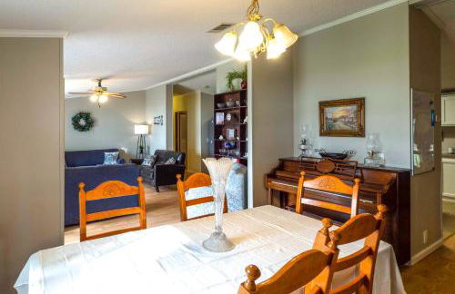 Lakefront Many Vacation Home with Deck and Views - Foto 7