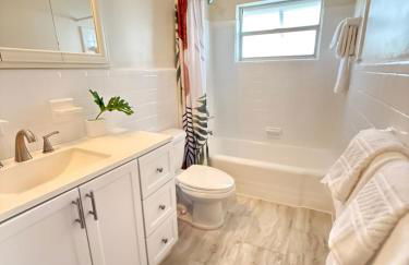 Pet-Friendly 3BR Coastal Retreat Walk to Beach - Foto 12