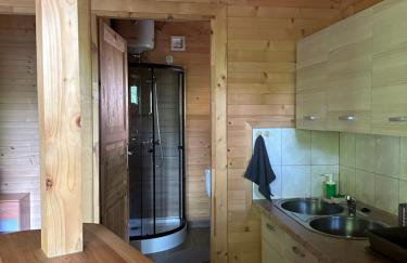 Domek nad jeziorem Wilczyńskim dla czterech osób, sypialnia z łożem małżeńskim oraz salon z rozkładanym narożnikiem - Photo 11