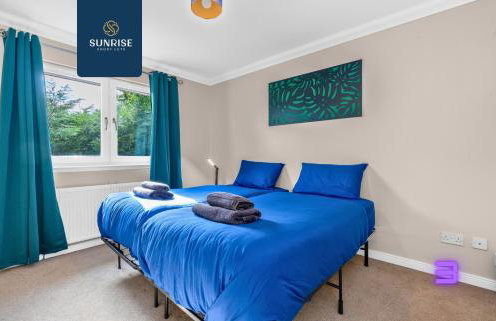 Muirton House 2 - INVOICE and REDUCED PRICE only via SUNRISE SHORT LETS DUNDEE, SLEEPS 8 has 4 Twin Bedrooms with 4 Car Parking, 2 Baths, 5 Smart TV, Fully Equipped, Garden, Free WiFi, and ONLY 9 Mins to STANNERGATE Ports - Foto 37