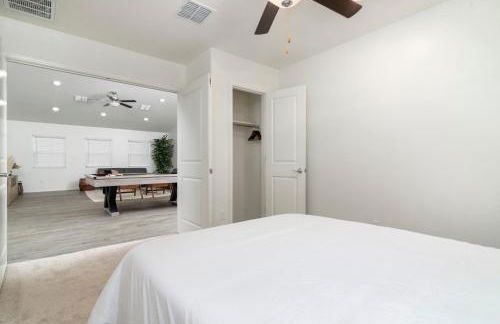 Spacious Family Oasis ~ PoolTable ~ Backyard ~ Pkg - Foto 23