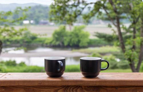 Designer A-Frame Treehouse with hot tub on river - Foto 21