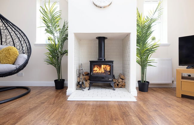 JOIVY Greenknowes Cottage W/ Hot Tub & Fireplace - Foto 2