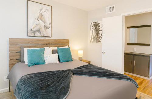 Fresh & Fun! Vegas 4BR w Heated Pool, Dog Friendly - Photo 21