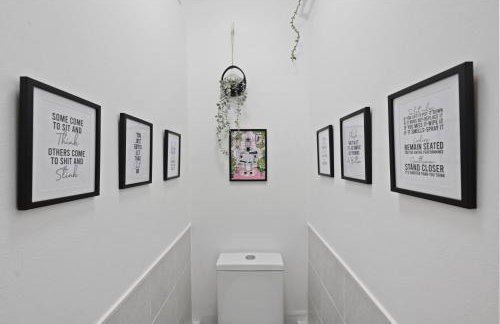 Chic 2-Bed Flat with Workspace, Balcony, Parking - Foto 9