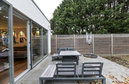 Architect-Designed Luxury Retreat 3BR Chessington - Pass the Keys - Photo 37