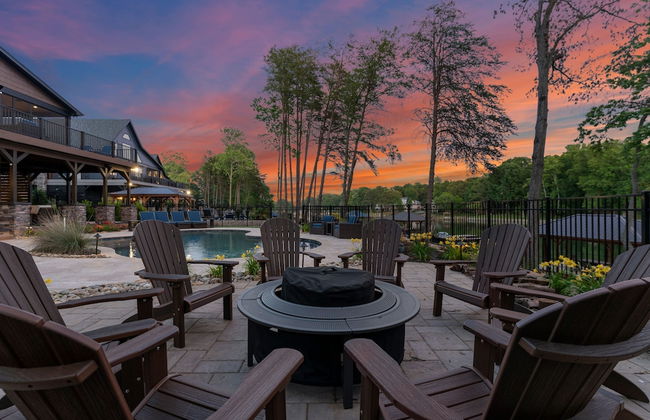 Black Bear Lodge by Avantstay Lakefront Dock Pool Theater Sleeps 20 - Foto 7