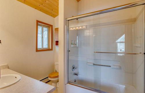 Deck and Pond Views! 2-Acre, Woodsy Rocky Mtn Haven - Foto 19