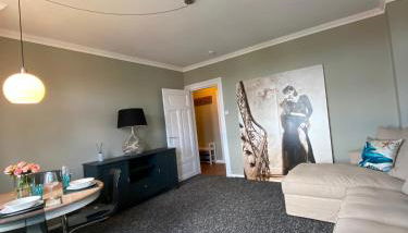 Zentraler Altbaucharme mit Blick über die Stadt - Foto 2