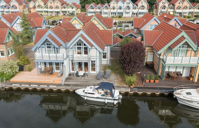 Cozy Holiday Home with Wood Burning Stove near Water - Foto 11