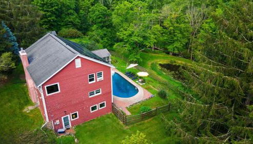Historic Barn Retreat w Pool Pond Views Longview Pond Lodge by AvantStay - Foto 2, Other