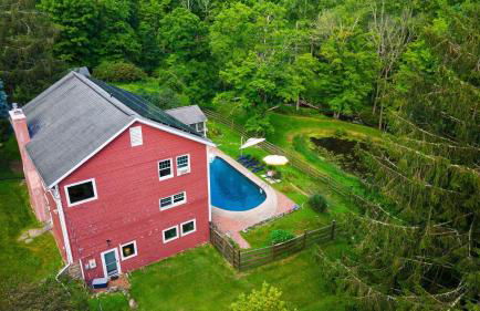 Historic Barn Retreat w Pool Pond Views Longview Pond Lodge by AvantStay - Foto 2