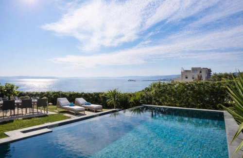 New LUXURY apartment with sea view and PRIVATE heated pool, 50m from the beach - Foto 1