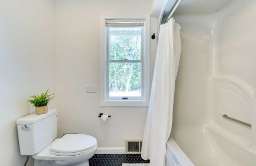 Lake George Oasis with 9 Acres, Hot Tub and Game Room! - Foto 25