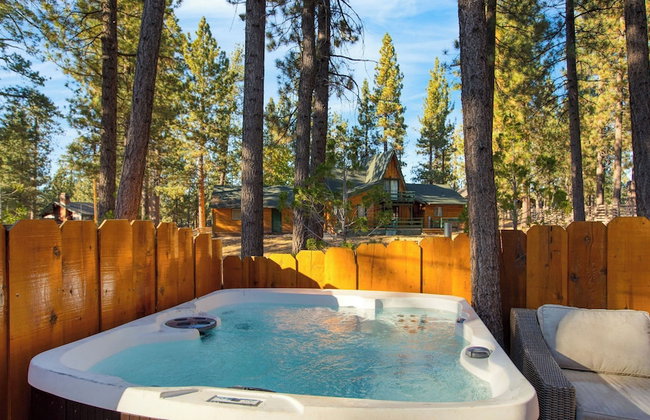 Pinetree Place by Avantstay Group Cabin w/ Hot Tub Minutes to the Lake - Photo 116