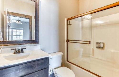 Lavish Retreat with Decks, Steps to Table Rock Lake! - Foto 10