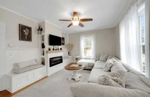 Main House - 3 Story 5 Bed 3 Bath Private Deck Courtyard Pet Friendly fee applies - Photo 12