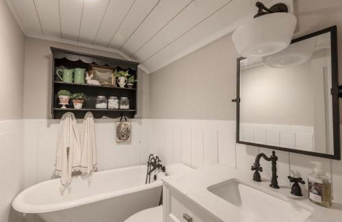 Historic Farmhouse -Modern Amenities -1800s Charm - Foto 19