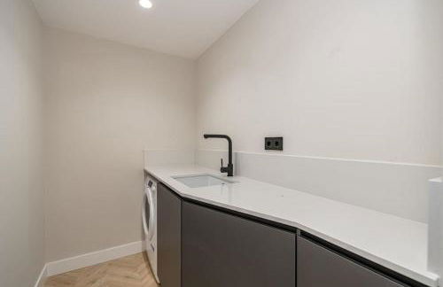 Location, Luxury & Style Best 5Bed in Madrid - Photo 29