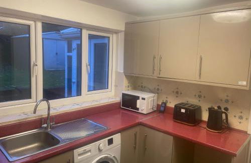 4 Bedroom House - Sleeps 6 - Garden Bbq Parking - Foto 17