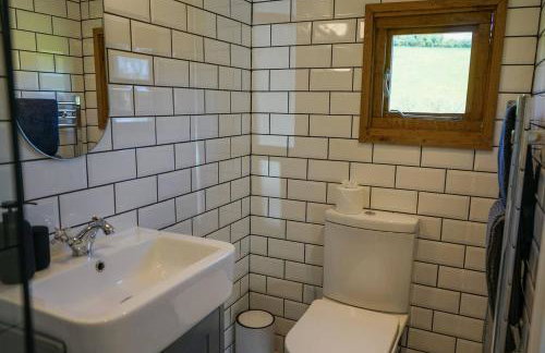 Escape to an Idyllic Countryside Couple's Retreat - Photo 23