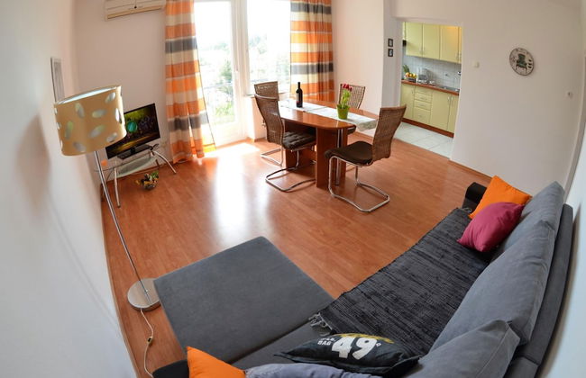 Bright and Breezy Apartment With Terrace and Sea View - Photo 9