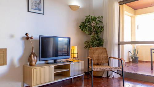 NOVO! Apartamento junto à praia com piscina - Foto 3