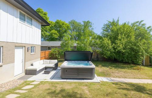 Hot Tub House with BBQ Deck and Workspace - Foto 7