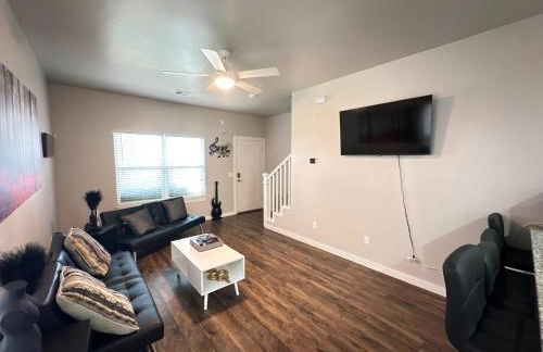 Luxury 3BR Townhome Stay - Foto 1