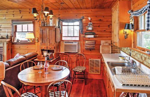 Newport Cabin with Lakefront Private Porch and Grill! - Foto 7