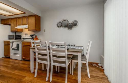 Quiet 2-Bedroom Condo with Garage and Fast Wi-Fi - Foto 15