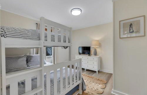 Beachy 3BD Bungalow One Block from Scenic Walkway - Foto 10