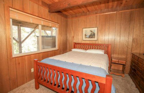 Rest N Relax Inn - Beautiful chalet-style cabin features dramatic forest and slope views! - Foto 14