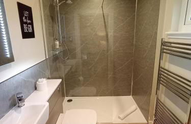 Breckland Lodge 1 with Hot Tub - Foto 19