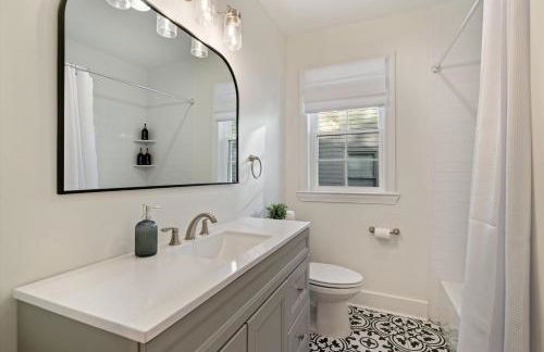 Hot Tub & Pool Table Mins to Beale Renovated - Foto 33