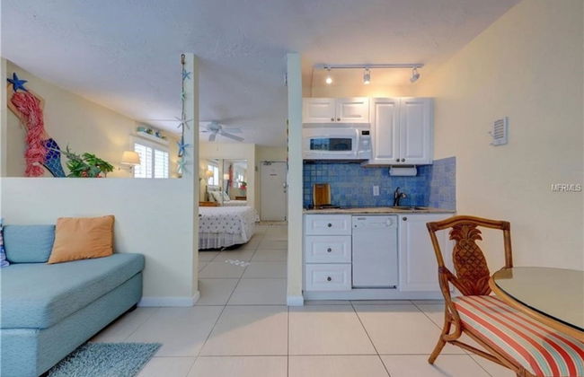 2 Bedroom Waterfront Pool Side - Photo 12