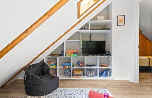 The Gingerbread House - 4 BR chalet, Sunroom, Deck, sleeps 10, modern amenities - Foto 24