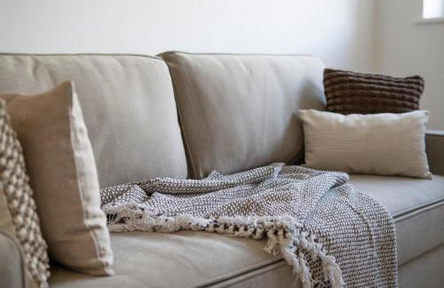 Designer 1BR I Work-From-Home Ready I Fast Wi-Fi - Foto 30