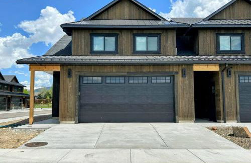 Peaks & Pines Modern Gem, 2 Kings, Bunks, Hot Tub, Walkable, Kid's Cove - Foto 62