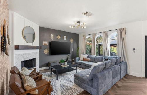 5BD Getaway w Pool Patio Firepit Mins to DT - Photo 33