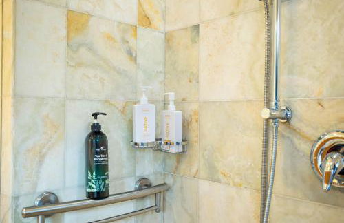 Nature-Inspired Stay with Pool, Fire Pits and More - Foto 9